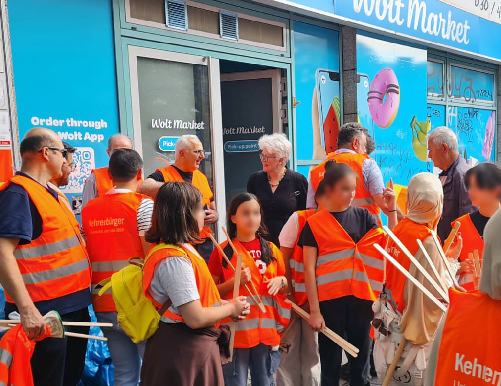Bezirksbürgermeisterin Stefanie Remlinger (hinten Mitte) besuchte den Cleanup. Foto: Süleyman Bağ