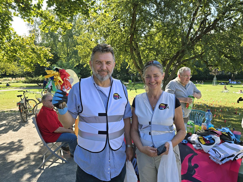 Nach dem Cleanup gab es noch einen Solidaritätsbesuch beim Cleanup im Weinbergspark. Foto: Süleyman Bağ