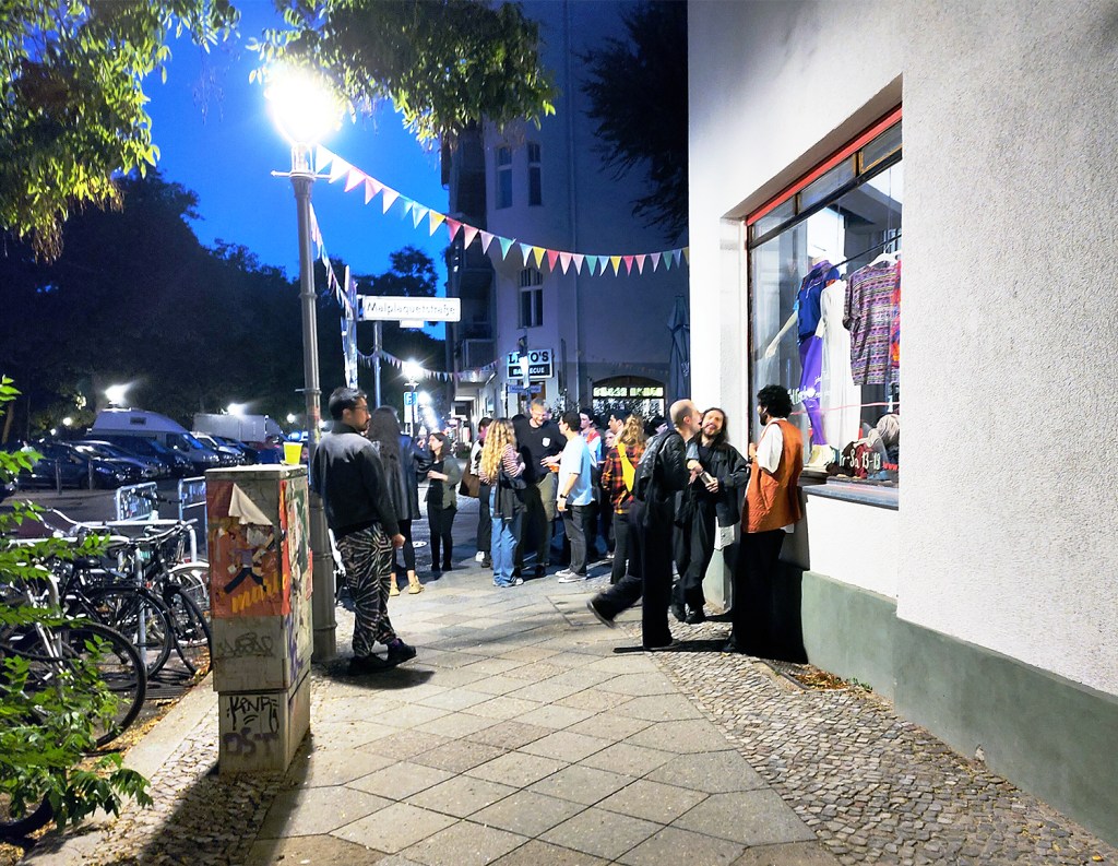 Besucher vor der Klamotte. Foto: Hensel