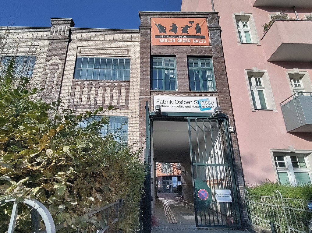 Eingang zur Fabrik Osloer Straße mit der NachbarschaftsEtage. Foto: Hensel