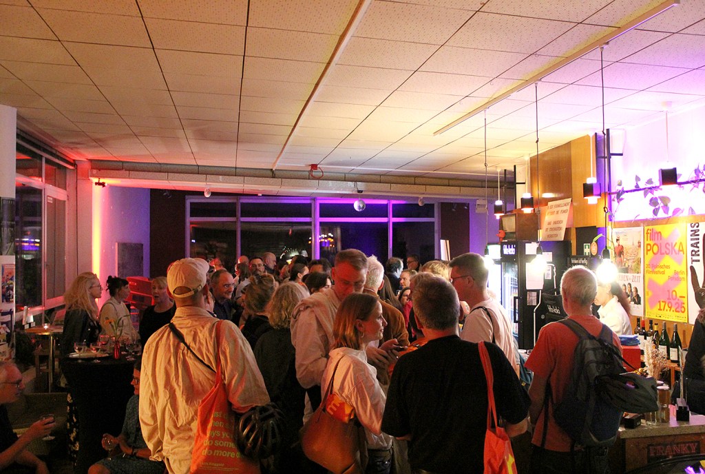 Sektempfang im Kino-Foyer nach der Festivaleröffnung. Foto: Hensel
