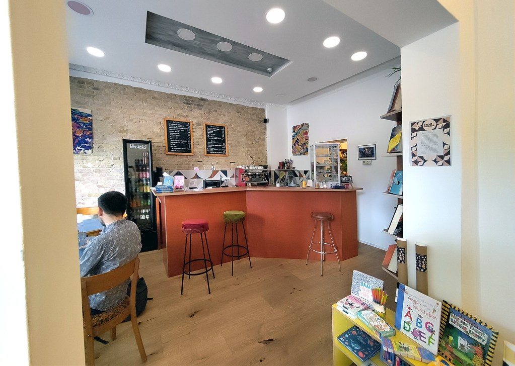 Blick ins Café auf den Tresen. Foto: Hensel