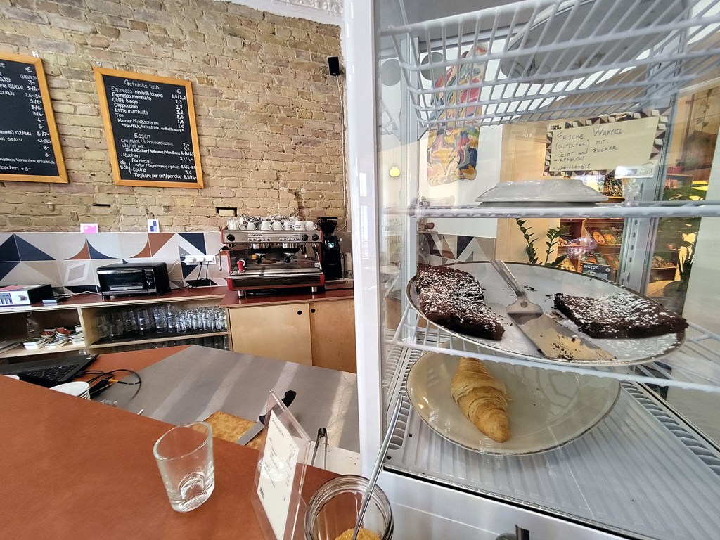 Fast aufgegessen: Noch gibt es drei sehr schokoladige Brownies und ein Croissant. Foto: Hensel