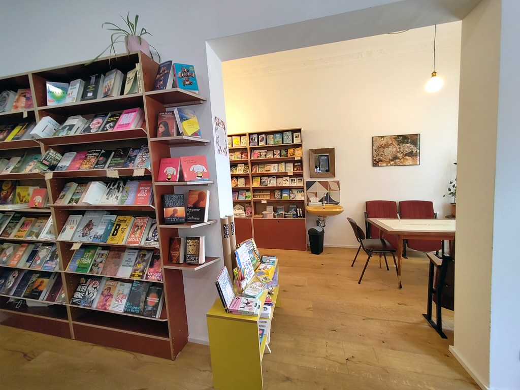 Das Buch-Café ist in mehrere Bereiche aufgeteilt. Foto: Hensel