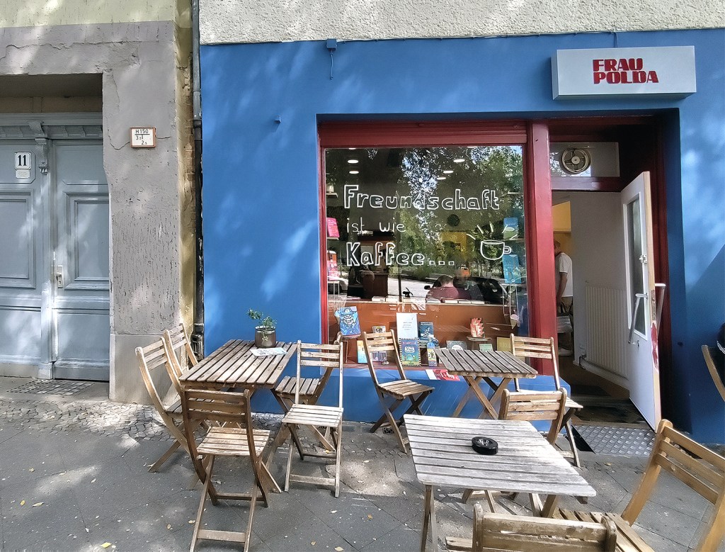 Farbtupfer in der Maxstraße: das Buch-Café Frau Polda. Foto: Hensel