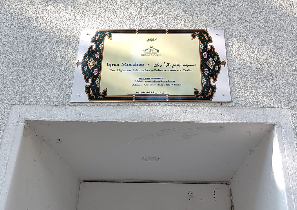Schild an der Masjid Iqraa Moschee in der Utrechter Straße 33. Foto: Hensel