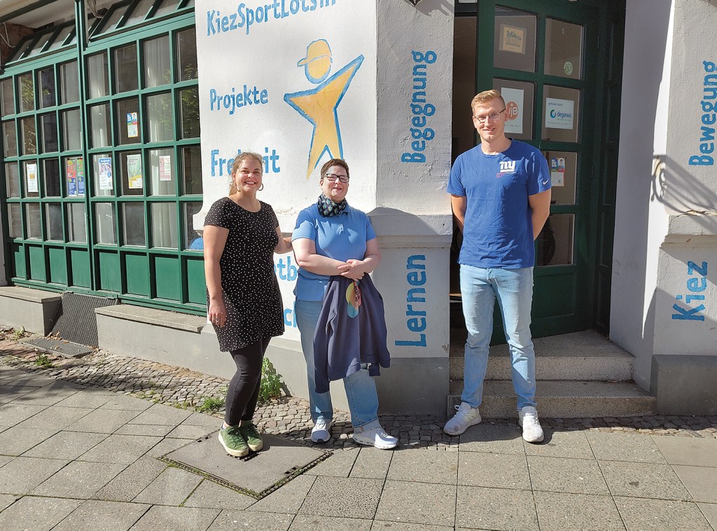 Susanne Bürger (Mitte) mit Max Günther und Antonia Schubert, Sportlotsin in Lichtenberg. Foto: Hensel