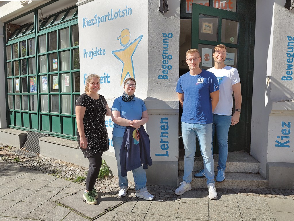 Von links: Antonia Schubert, Susanne Bürger, Max Günther und Adrian Löscher, Sportlotse in Charlottenburg-Wilmersdorf. Foto: Hensel