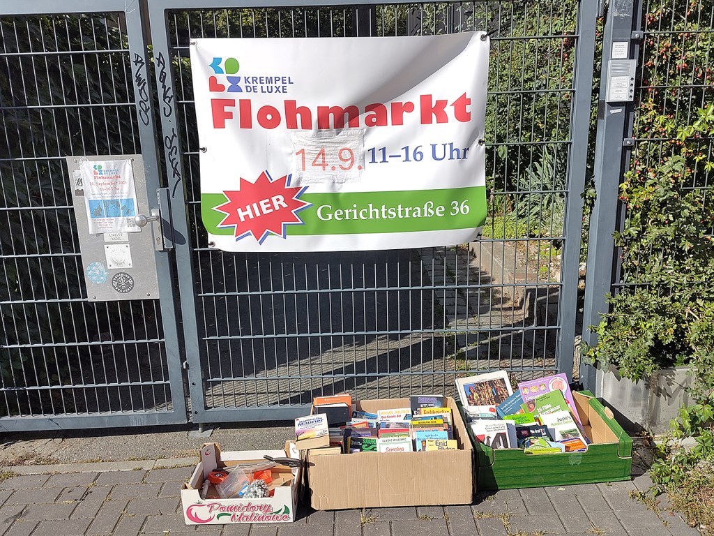 Plakat und Kisten weisen auf den Flohmarkt im Garten der Inspektor Villa hin. Foto: Hensel
