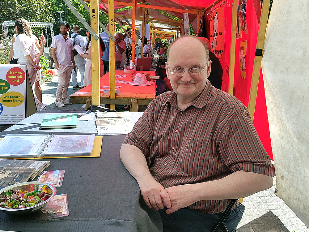 Der Buchautor Ralf Schmiedecke beim Kiezfest im Brunnenviertel. Foto: Hensel