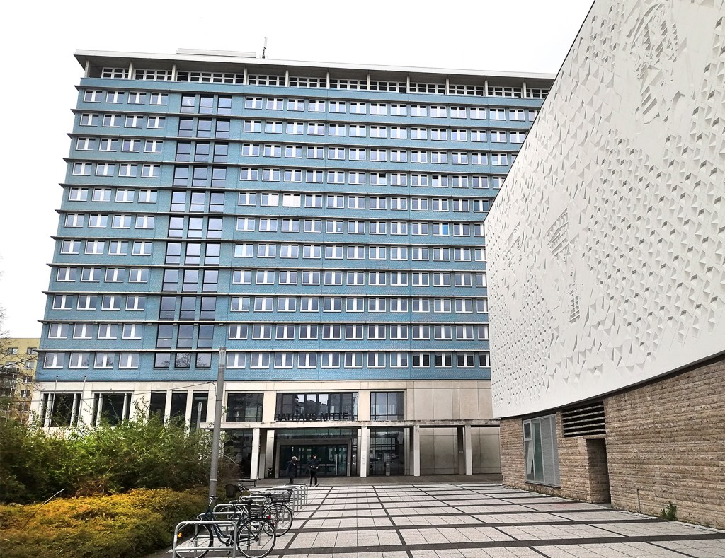 Das Rathaus Mitte in der Karl-Marx-Allee in Alt-Mitte. Hier tagt die Bezirksverordnetenversammlung. Foto: Hensel