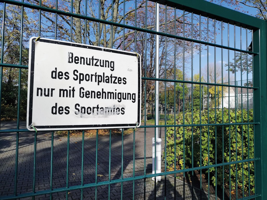 Schild am Sportplatz Behmstraße. Foto: Hensel
