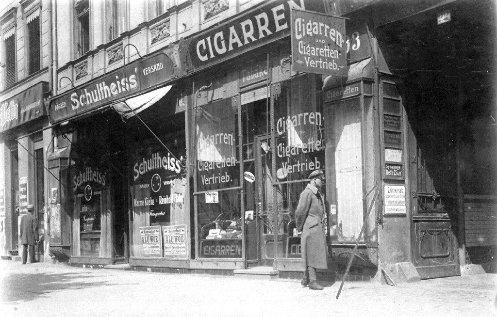 Brunnenstraße 33, Zugang zum Hof mit Tafel „Synagoge Beth-Zion“, nach 1910.