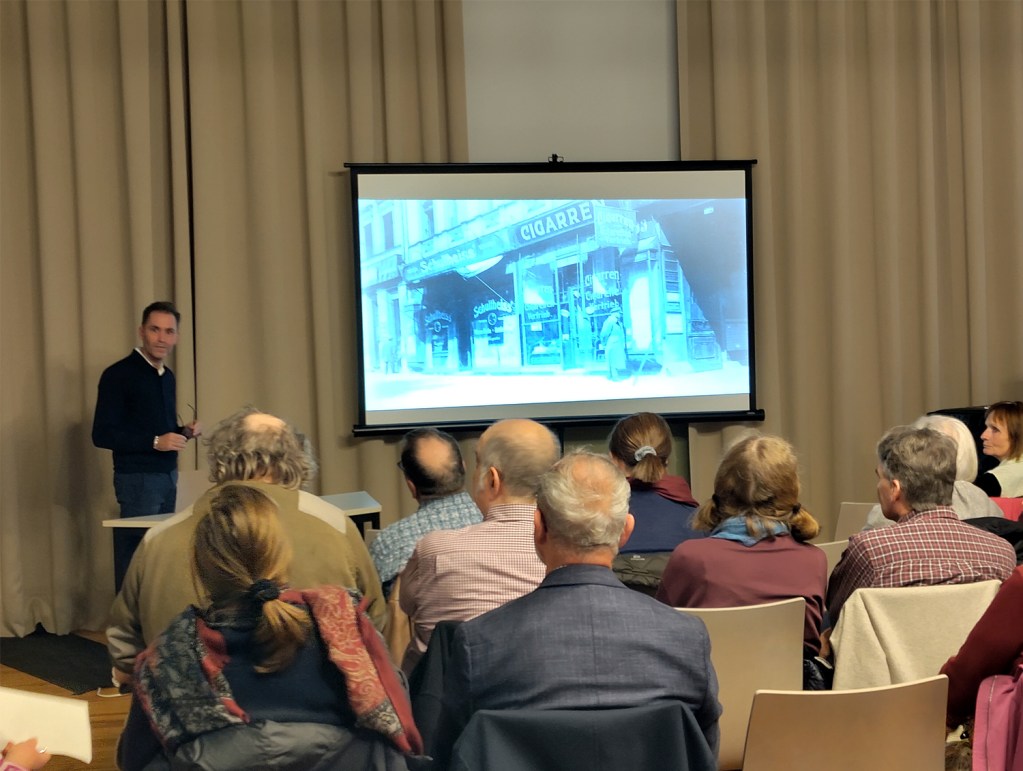 Carsten Schmidt bei einem Vortrag über versteckte Synagogen im Mitte Museum. Foto: Hensel