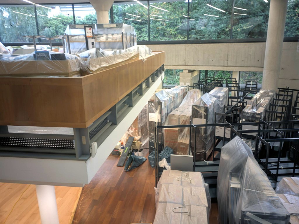 Der Fußboden in der Bibliothek am Luisenbad wird sanier, die Bücher wurden eingepackt. Foto: Sallmann