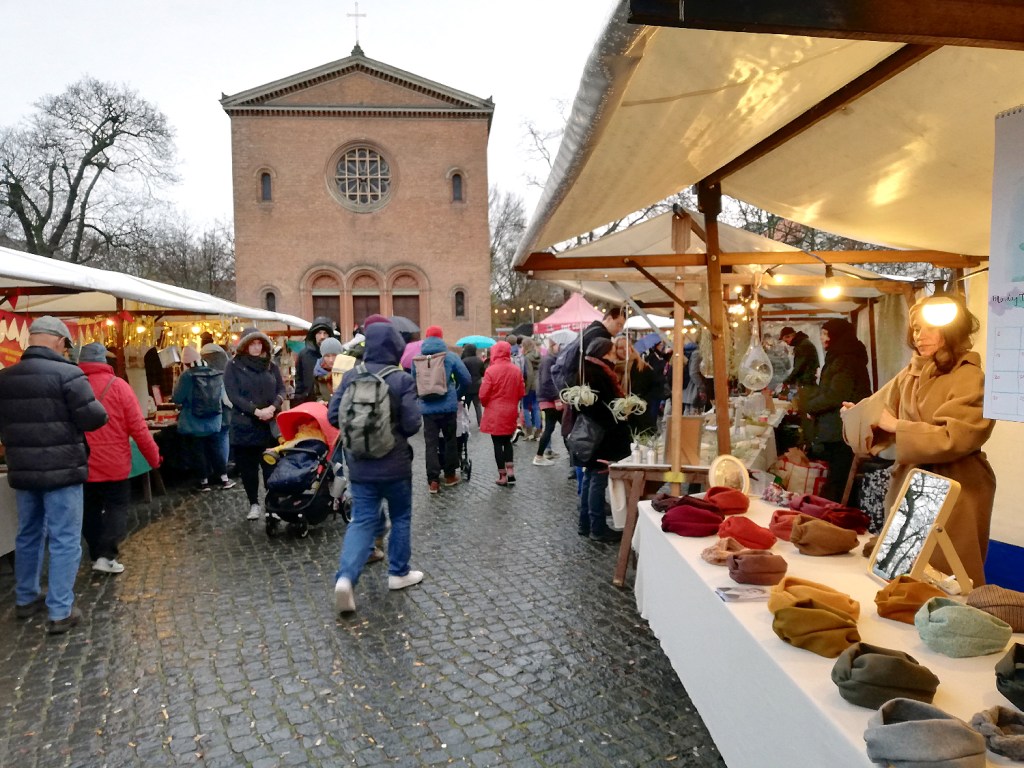 Der Weddingmarkt auf dem Leopoldplatz im Winter. Foto: Hensel