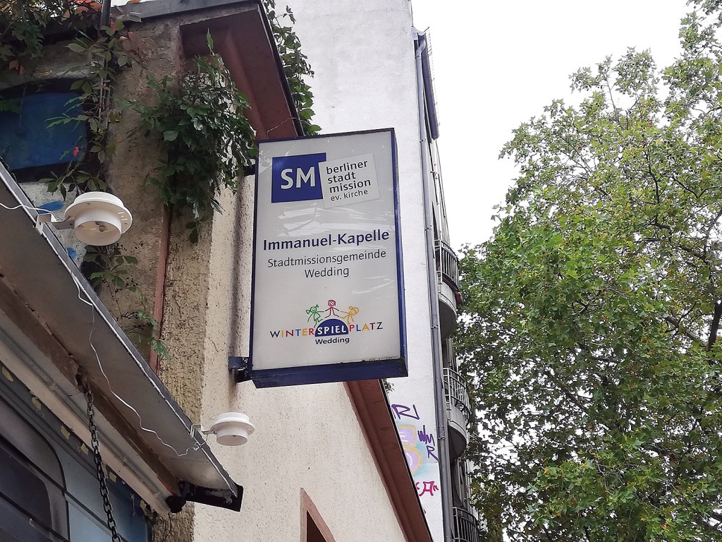 Schild in der Stettiner Straße für den Winterspielplatz der Stadtmission Berlin
