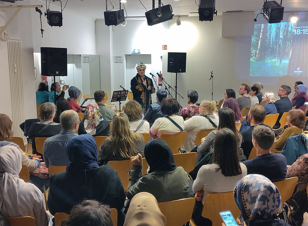 Beim zentralasiatischen Abend in der Fabrik Osloer Straße. Foto: Hensel