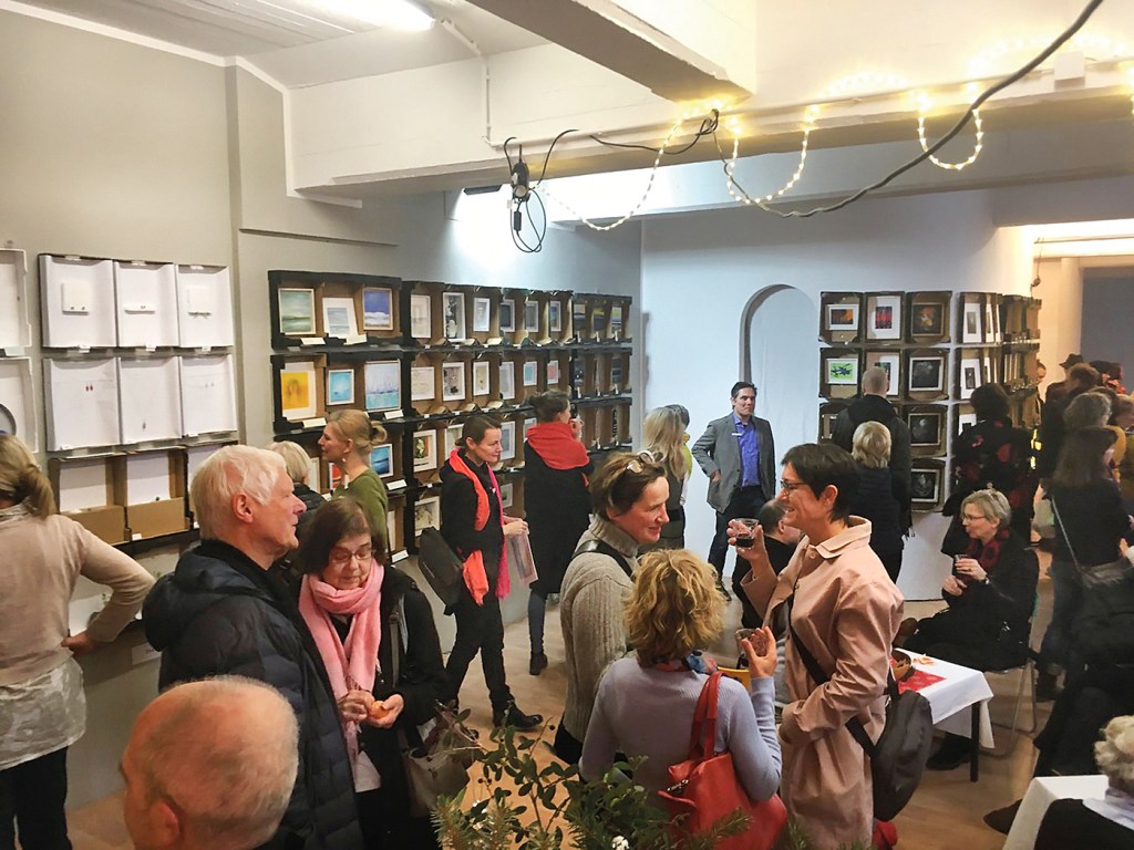 Besucher:innen bei "Kunst im Karton" in der Gerichtshöfen