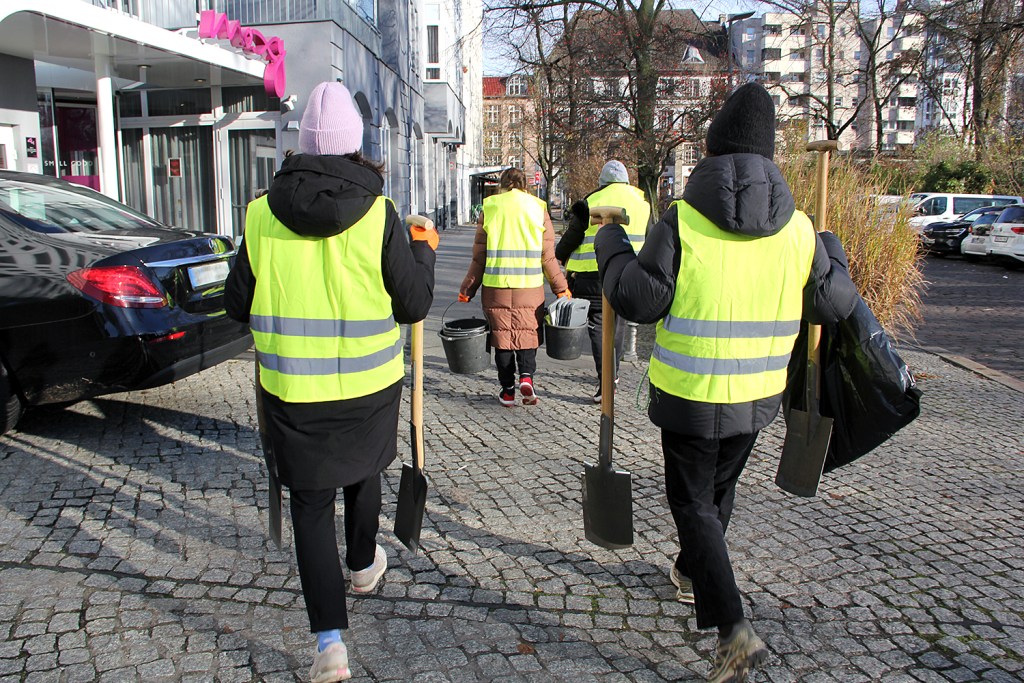 Blumenzwiebeln stecken auf dem Mittelstreifen der Badstraße