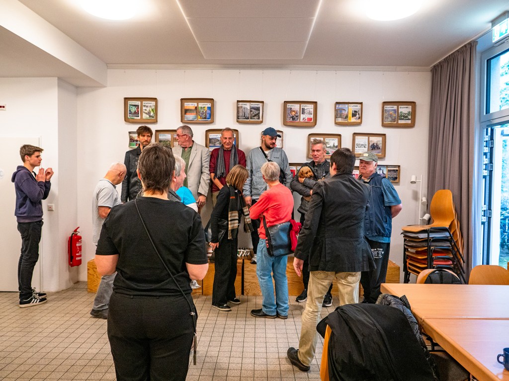 Redaktionsmitglieder aufstellen, bitte! Das soll ein Gruppenbild werden. Foto: Sulamith Sallmann