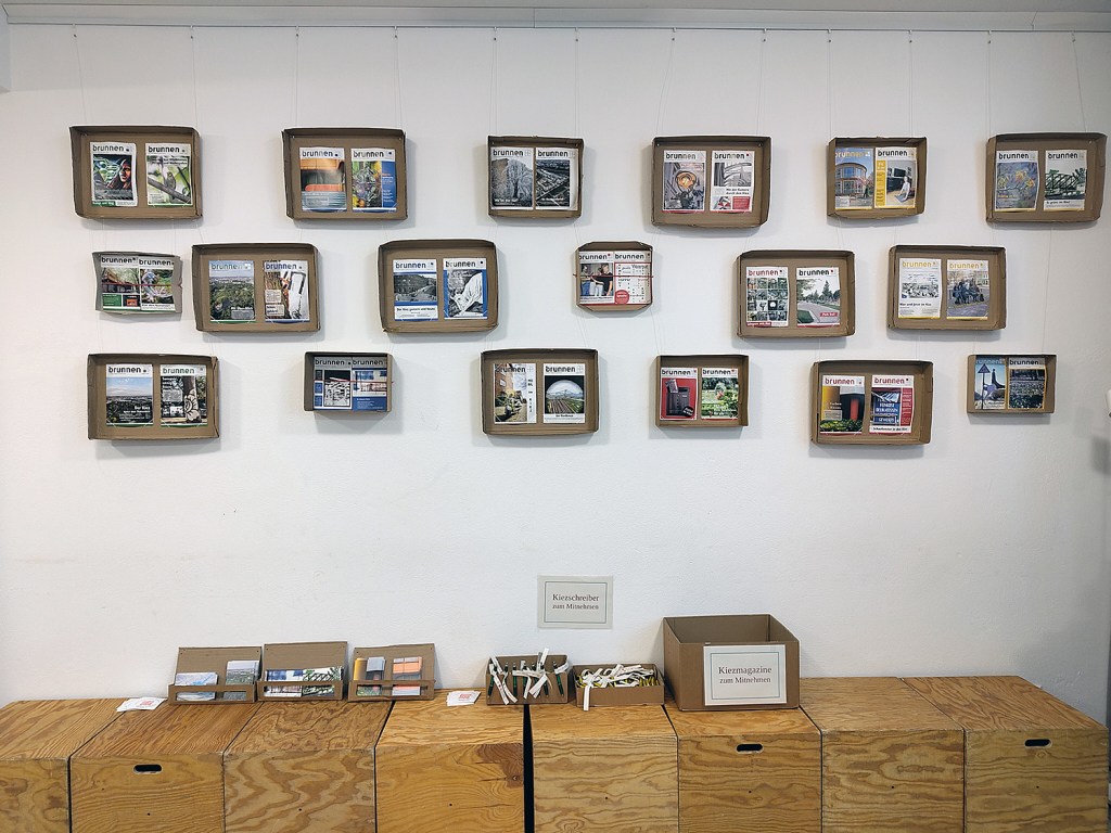 Blick auf einen Teil der Ausstellung "Kiezscheiber - 10 Jahre Bürgerredaktion". Foto: Hensel