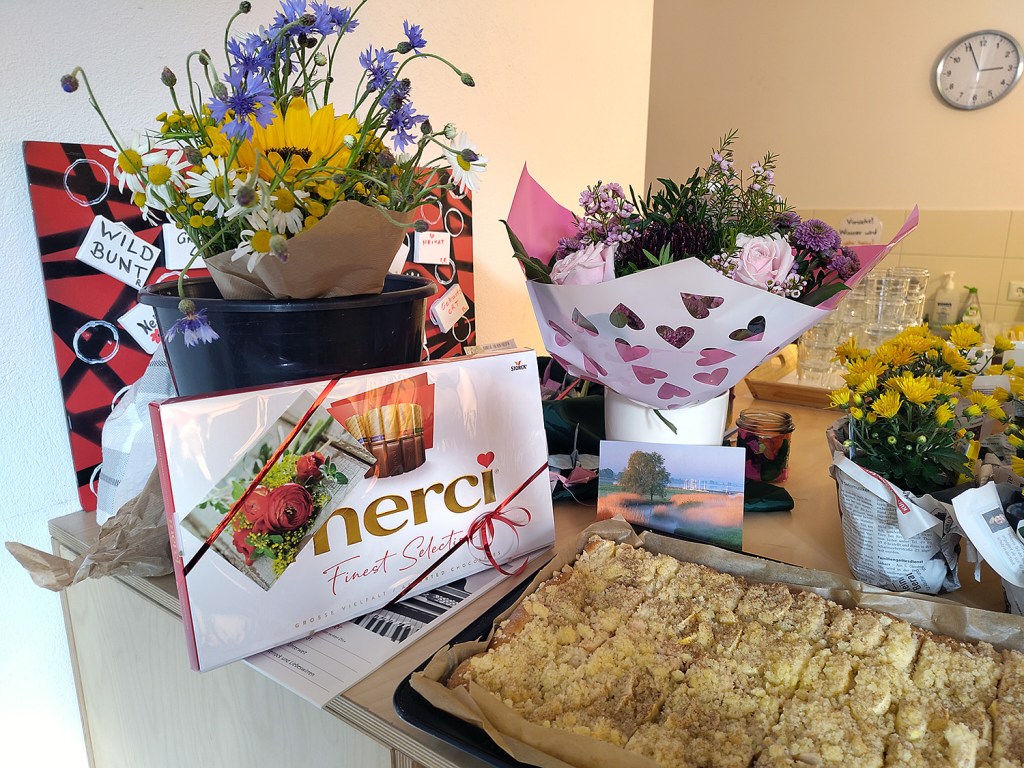 Es gab Kuchen, Blumen und Geschenke. Foto: Hensel