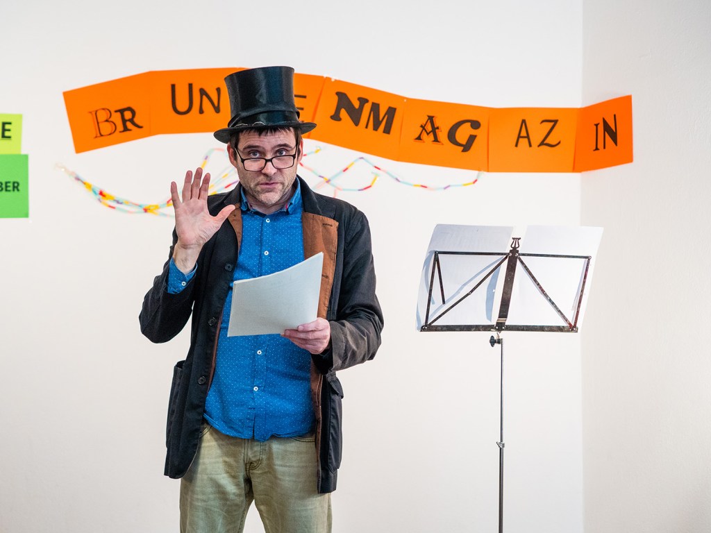 Andrei Schnell moderierte das Kiez-Quiz - mit Zylinder. Foto: Sulamith Sallmann