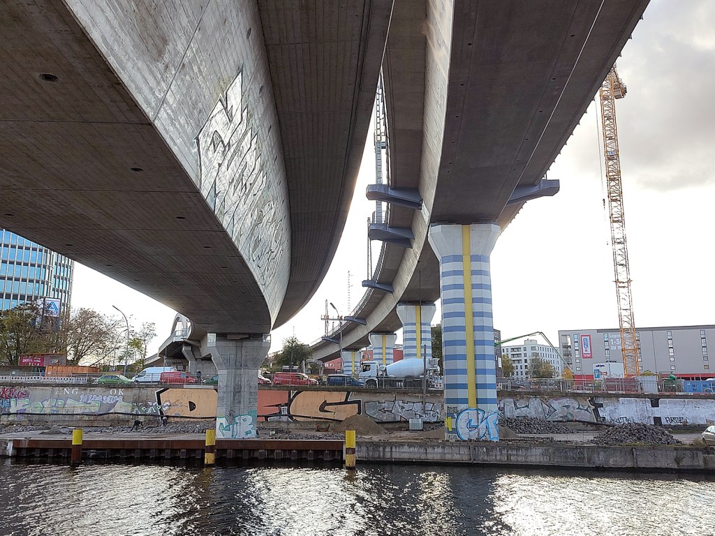 Die neue Trasse für die S-Bahn (links) ist hier am Nordbahnhof fertig, die S15 kann kommen. Foto: Hensel