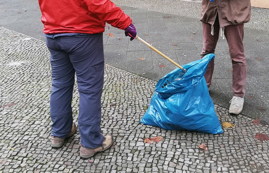Beim Clean-up der Gruppe "Saubere Sache" im Sprengelkiez. Foto: Hensel