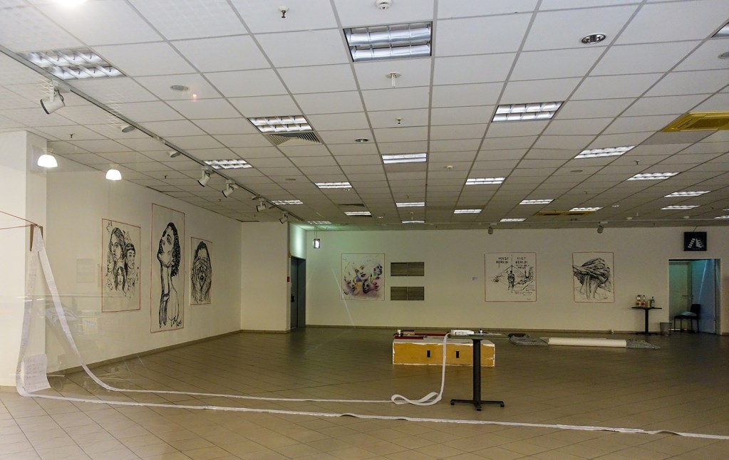 Temporäre Ausstellung im leerstehenden Ladenlokal im Kaufland im April 2025. Foto: Sulamith Sallmann
