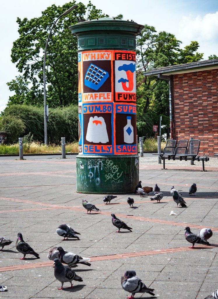 Mit Kunst beklebte Litfaßsäule auf dem Hanne-Sobek-Platz im Mai 2024. Foto: Sulamith Sallmann