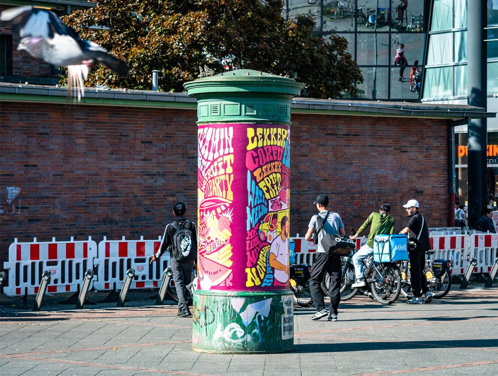 Mit Kunst beklebte Litfaßsäule auf dem Hanne-Sobek-Platz im April 2024. Foto: Sulamith Sallmann