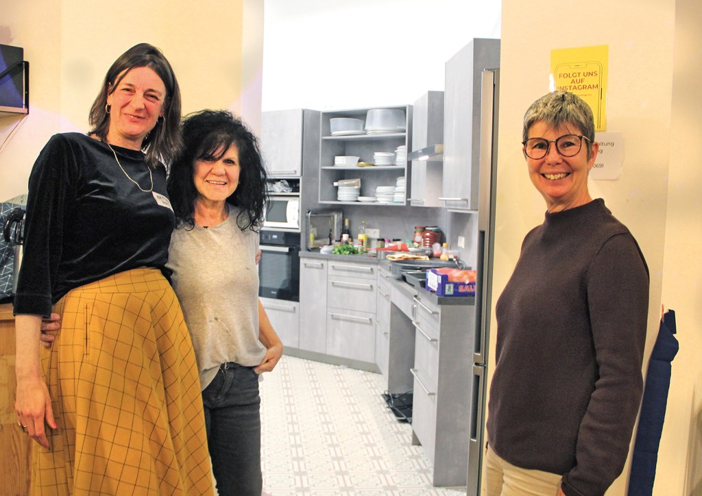 Geschäftsführerin Bettina Pinzl (links) mit Seyda und der ehemaligen Hausverwalterin Martina. Sie hatte den Küchenumbau angestoßen