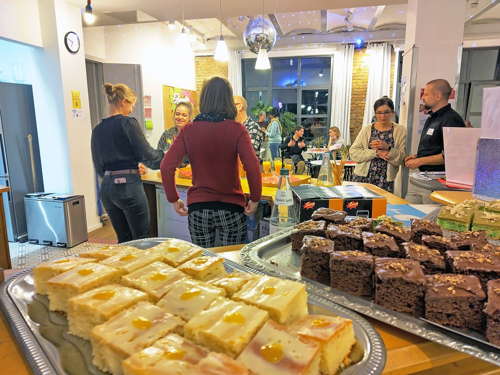 Blick aufs Kuchenbuffet bei der Einweihung er barrierearmen Küche