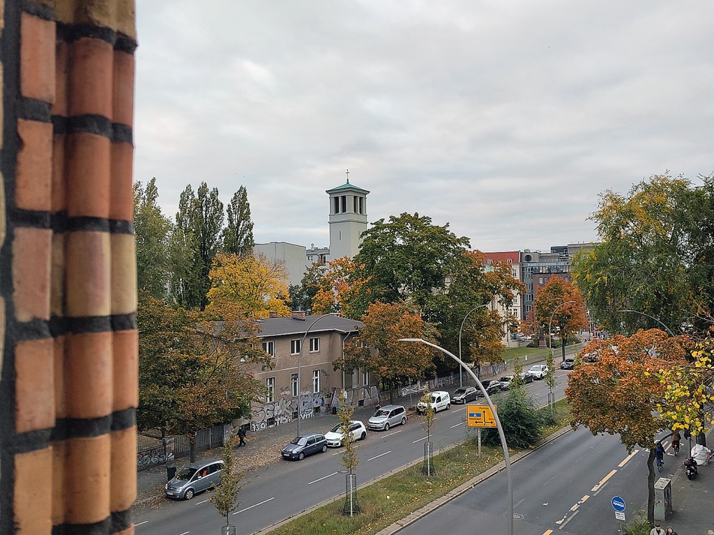 Blick auf die Pankstraße mit der St.-Paul-Kirche im Hintergrund