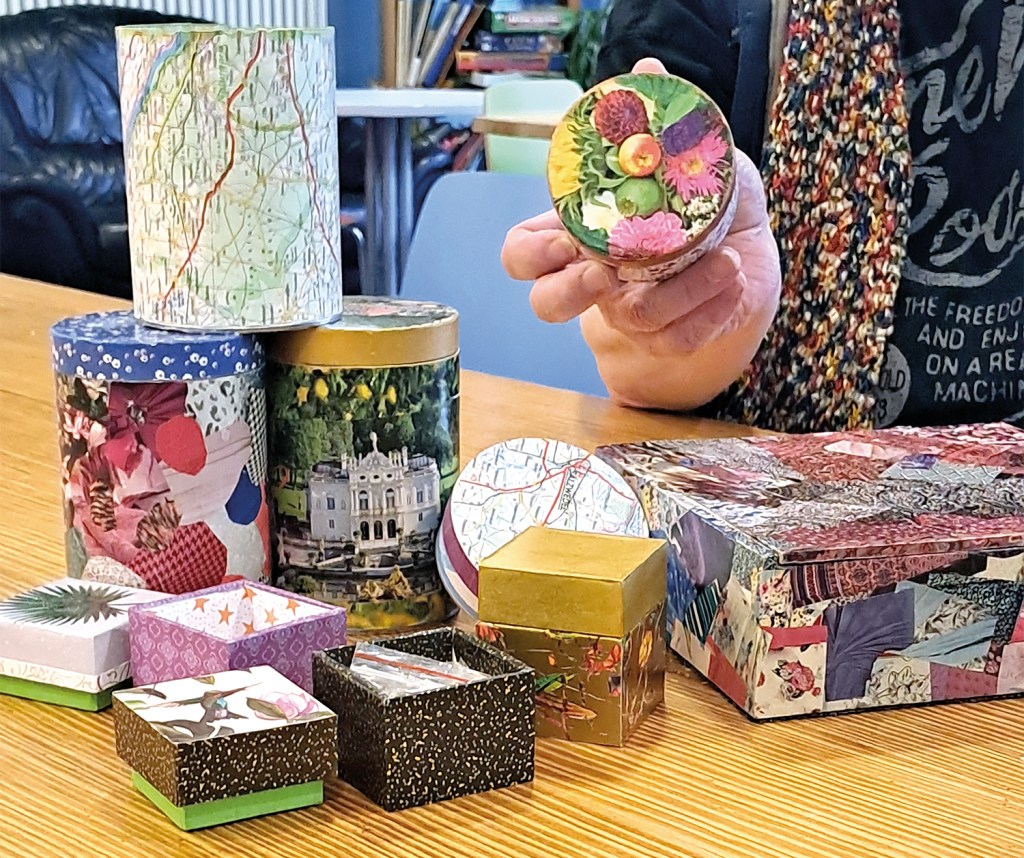 Auch das ist Upcycling: Hübsch beklebte Geschenkverpackungen