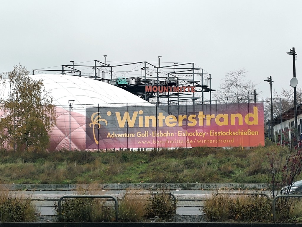 Ein großes Banner am Nordbahnhofpark weist auf den Winterstrand hin