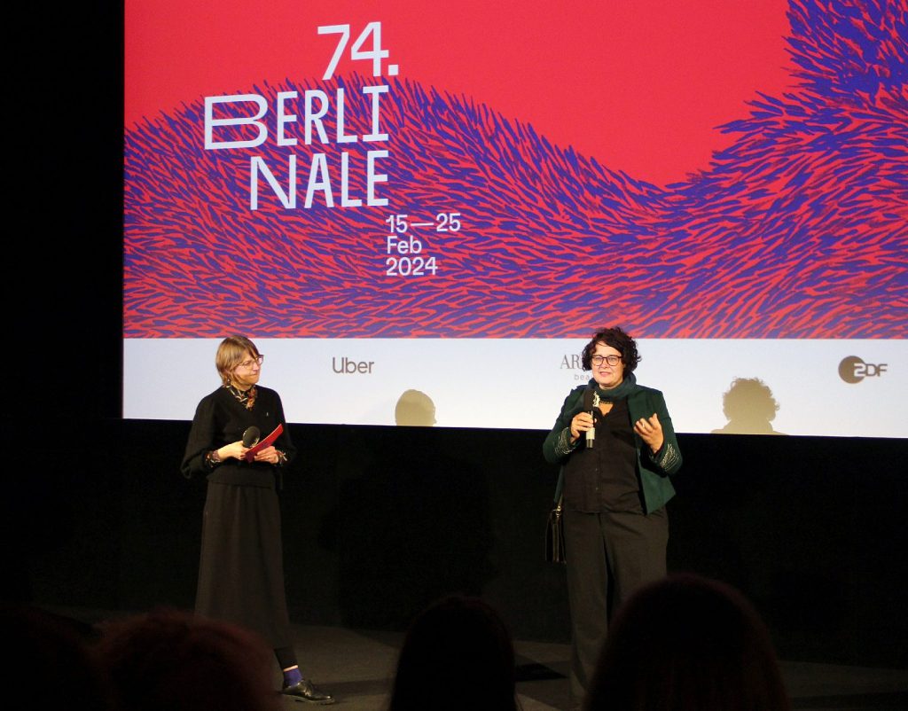 Moderatorin Anne Lakeberg (links) im Gespräch mit Malve Lippmann, der Leiterin des Sinema Transtopia