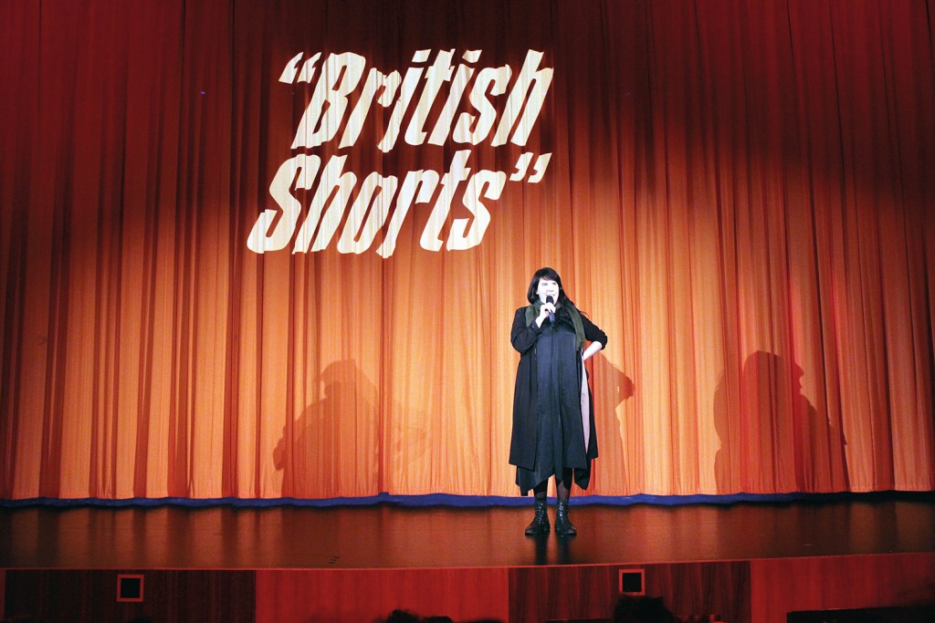 So kennen sie die Zuschauer:innen des British Shorts Festivals: Julia Elger als Moderatorin auf der Bühne