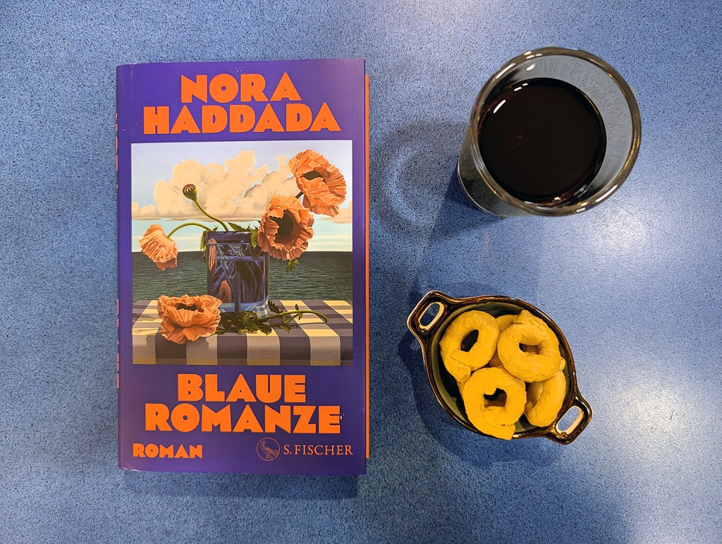 „Blaue Romanze“ von Nora Haddada und etwas zu Knabbern gibt es im Frau Polda