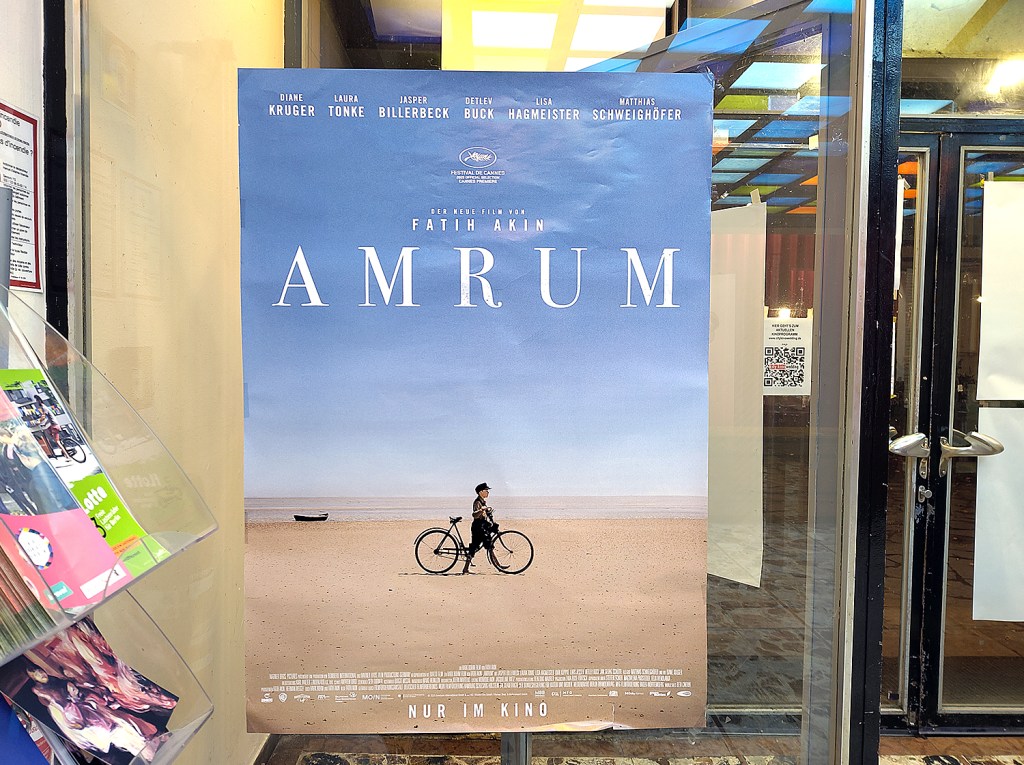 Das Plakat am City Kino Wedding zeigt: Hier läuft der Film "Amrum". Foto: Hensel