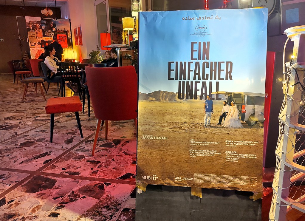 Das Plakat im Kinofoyer weist auf den Film hin, der bei der Neujahrs-Preview gezeigt wird.