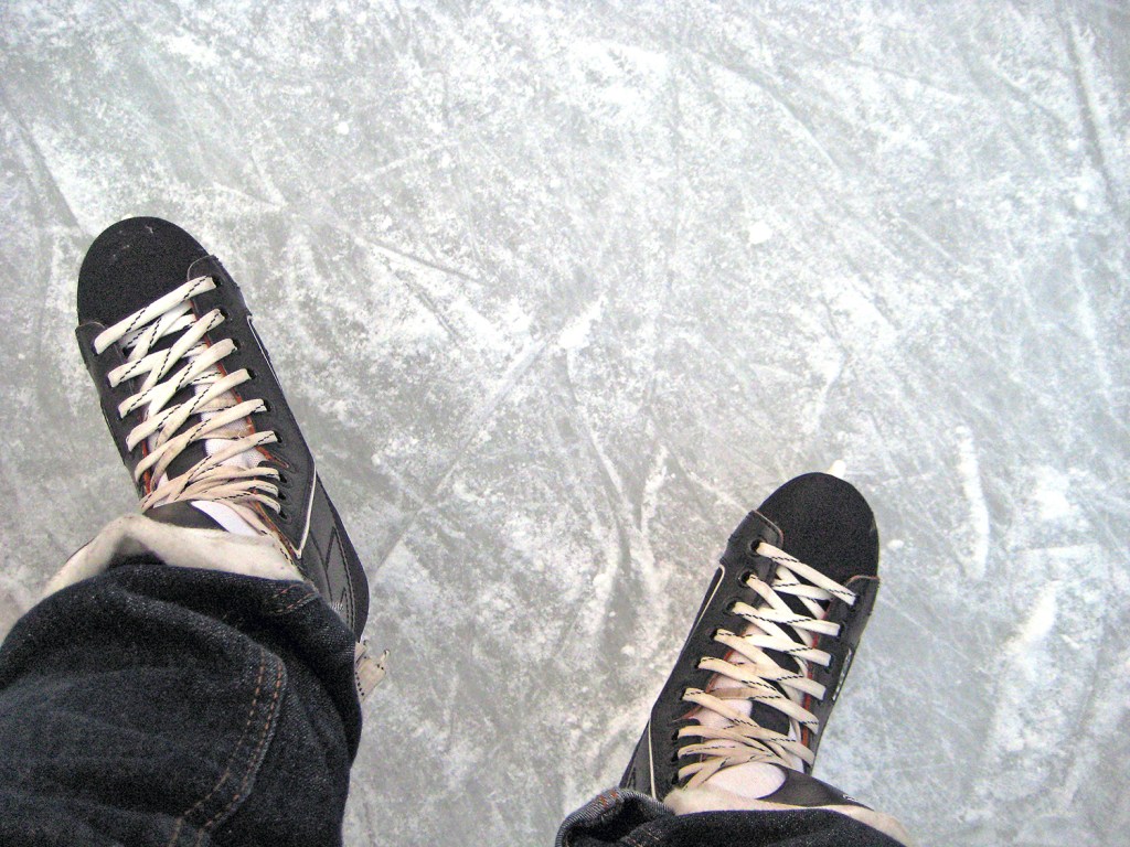 Schlittschuhe auf dem Eis im Erika-Heß-Eisstadion. Das soll bald wieder möglich sein