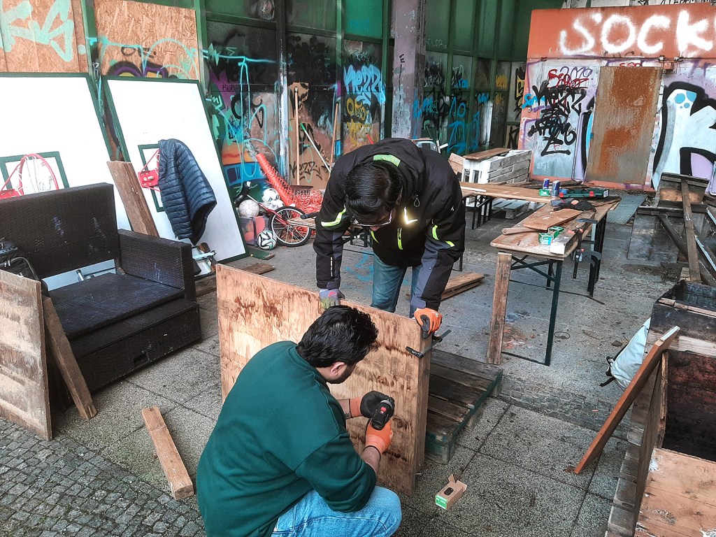 Angekommen auf dem Schulhof: Hier wird ein neues Hochbeet gebaut