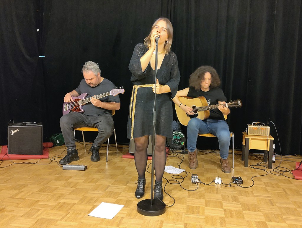 Die Band Minka bei einem Konzert im Soldiner Kiez - jetzt spielt sie in der Kapernaumkirche in der Seestraße
