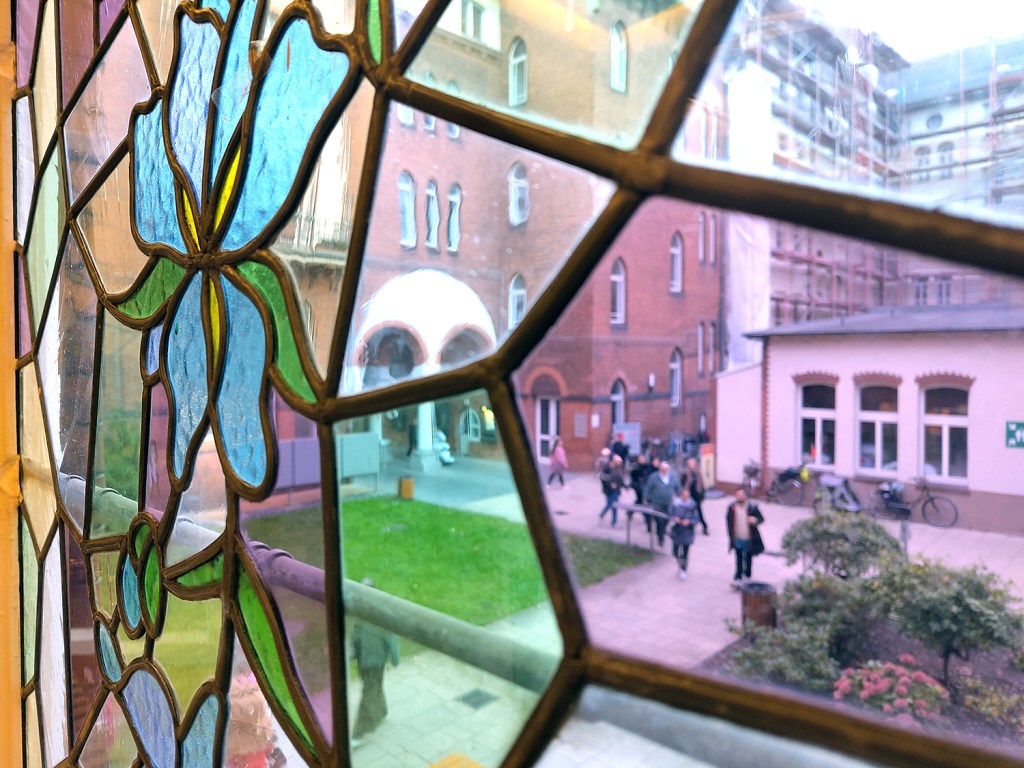 Blick durchs Fenster im Fliednersaal auf den Hof des Paul-Gerhardt-Stifts