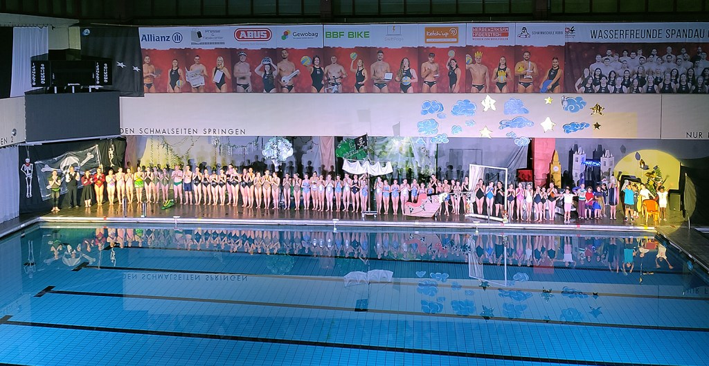 Alle beteiligten Synchronschwimmer und Schwimmer passen kaum aufs Bild