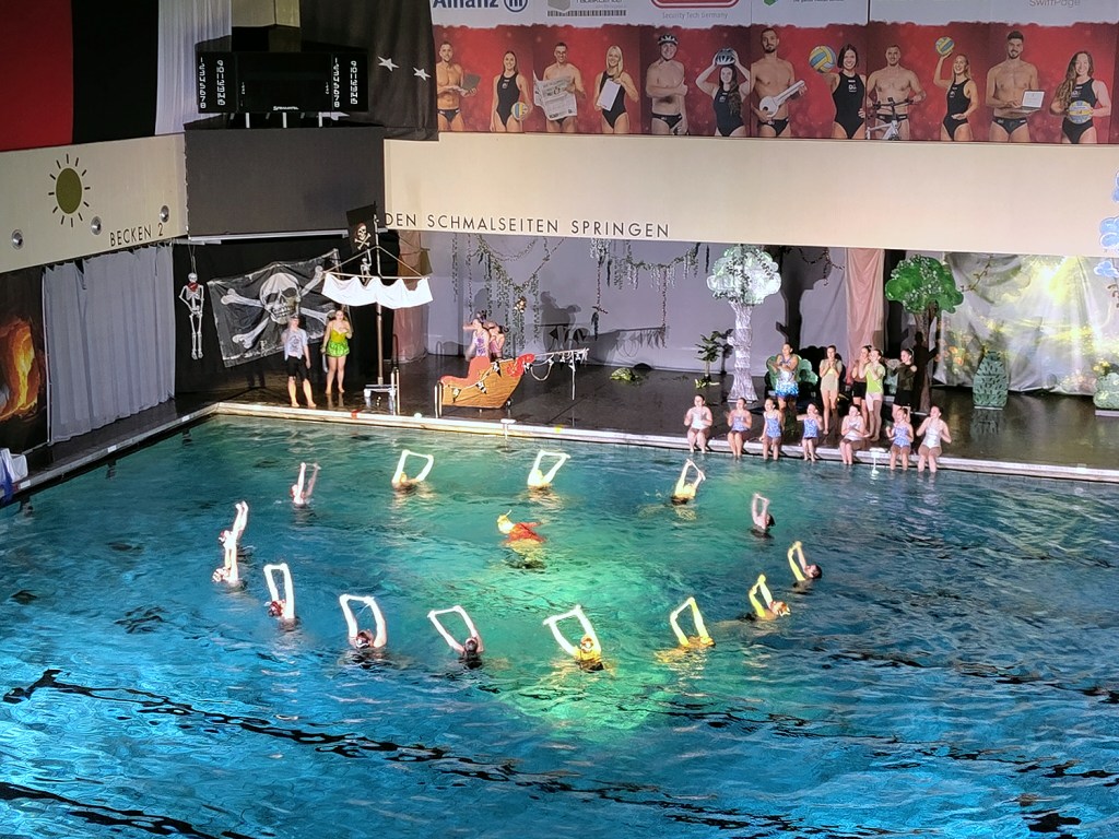Die Synchronschwimmer des SC Wedding in Aktion im Stück "Peter Pan"
