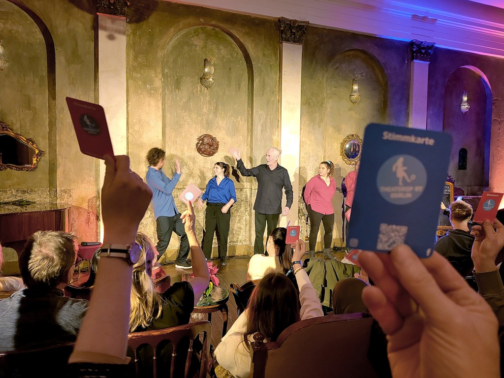 Welches Team hat in der Szene mehr überzeugt? Mit roten und blauen Karten kann das Publikum abstimmen